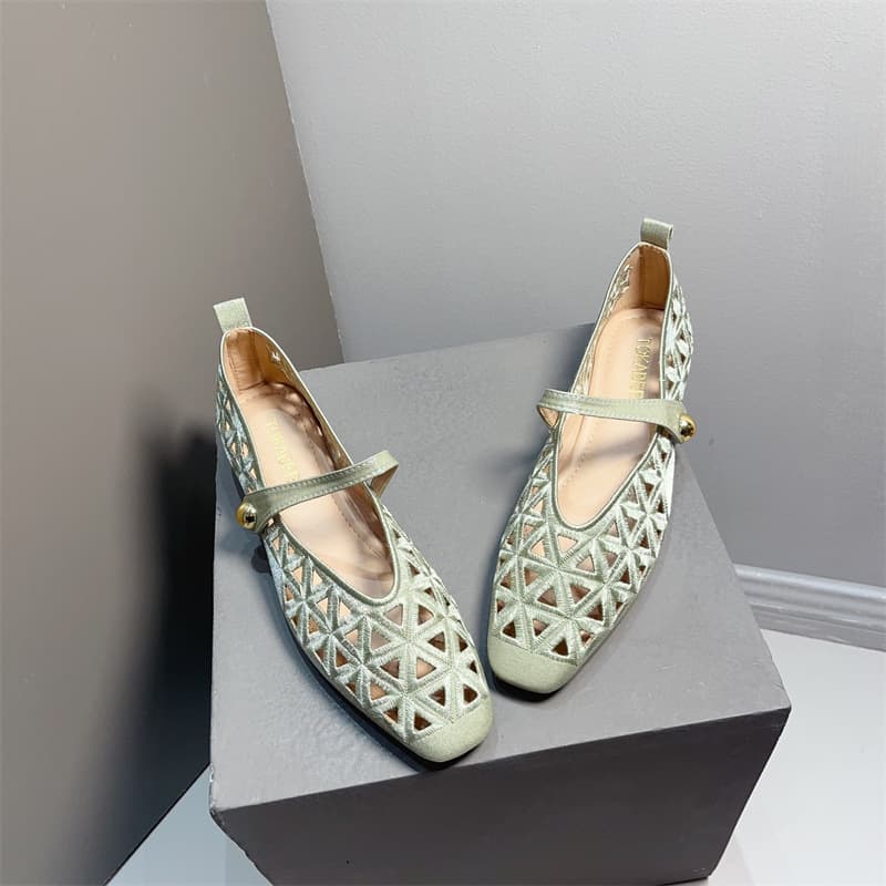 Vintage Embroidered Square Toe Chunky Heel Shoes for Women, Spring and Summer One-Strap Low Heel Mary Jane Shoes with Perforated Closed Toe Sandals