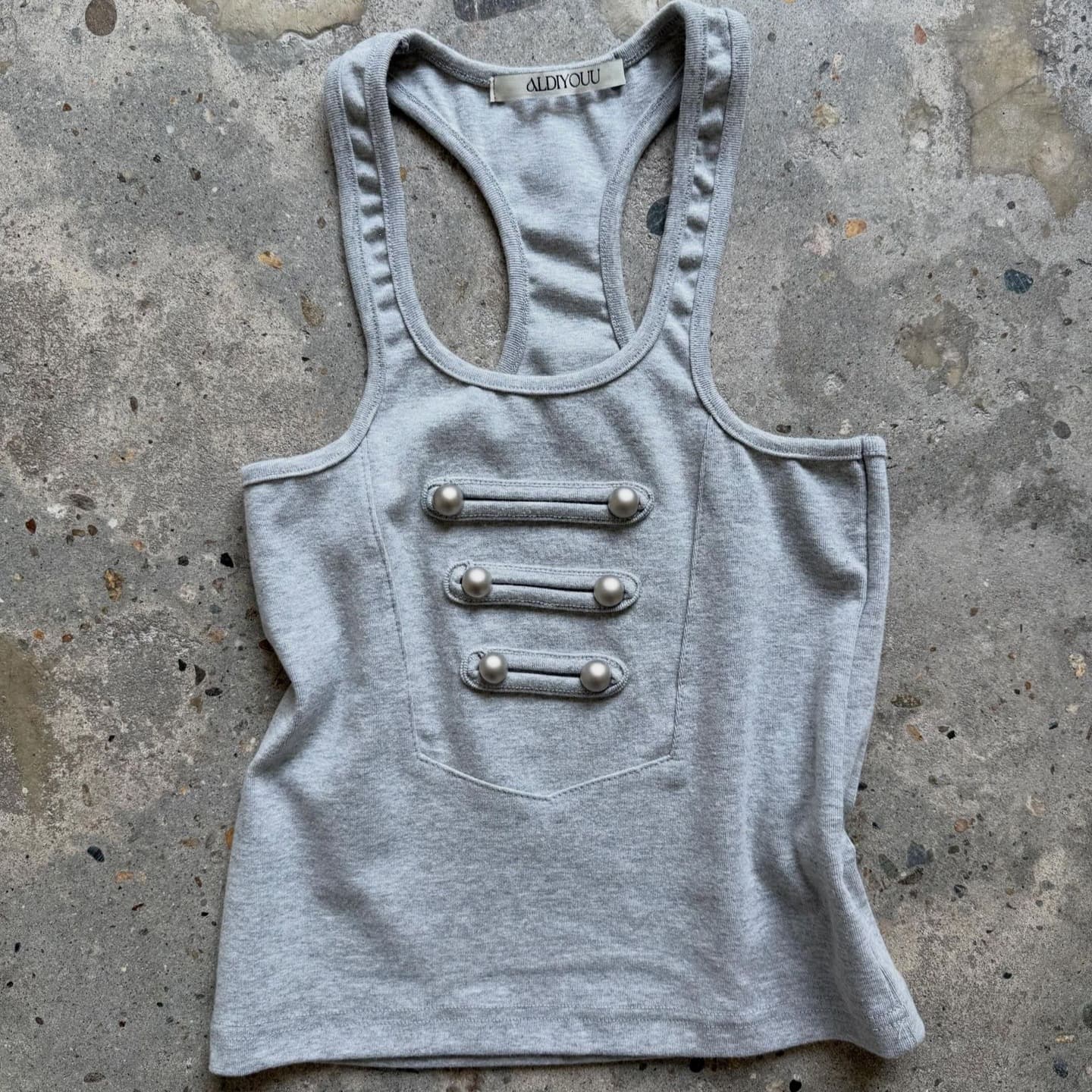 Stretch knitted navel-baring I-shaped camisole with pearl buckle tabs, three-color U-neck, slim-fitting, short style for hot girls