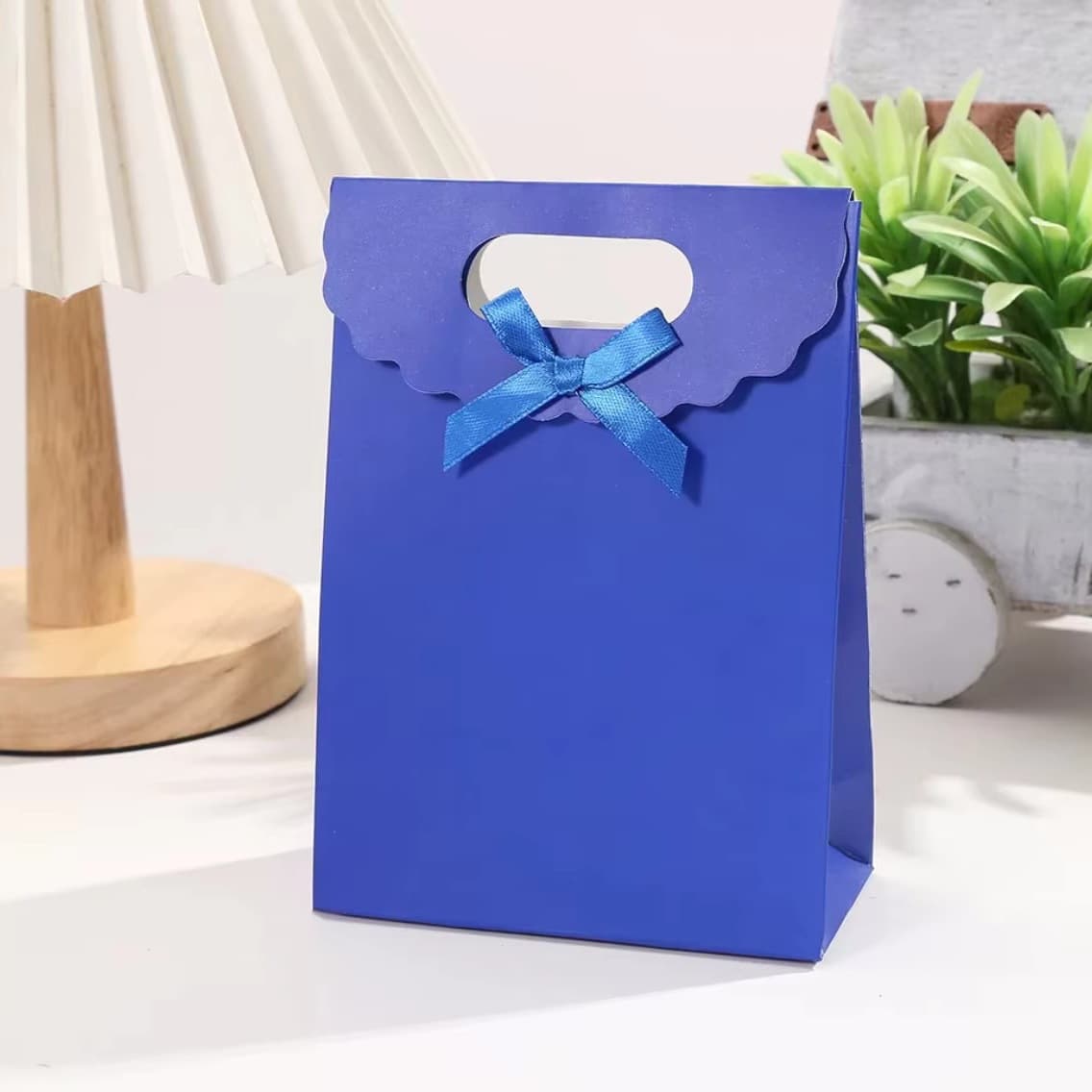 Custom Paper Bags Handbag Wholesaler Eco-Friendly Luxury Paper Bags with Printing Gift Cute Clothing Paper Bags