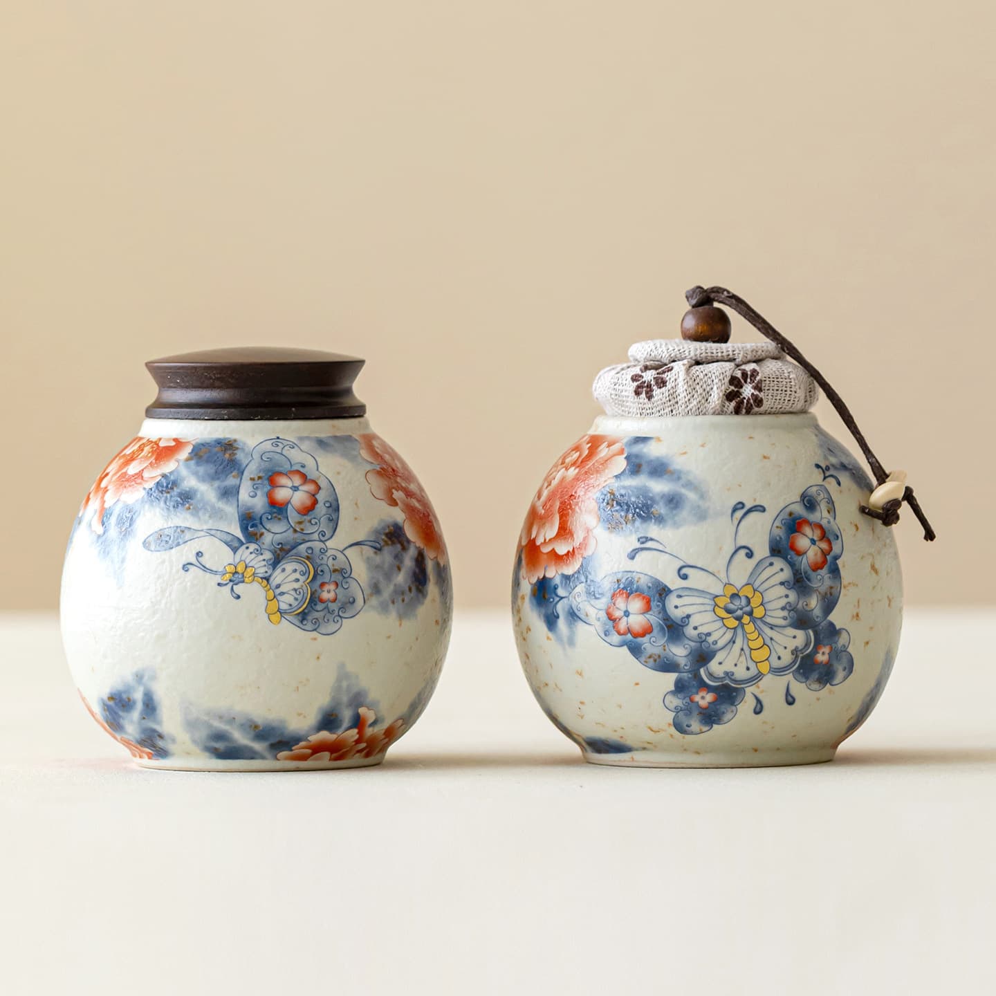 Antique butterfly love peony small round tea can household small tea warehouse caramel glaze ceramic portable storage sealed jar