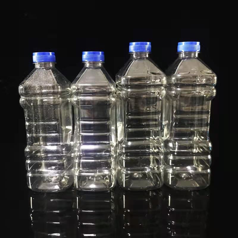Transparent Square Round Glass Water Bottle 1.5L 1.8L 2L Factory Stock Bottle PET Material for Household Chemical Products Packaging