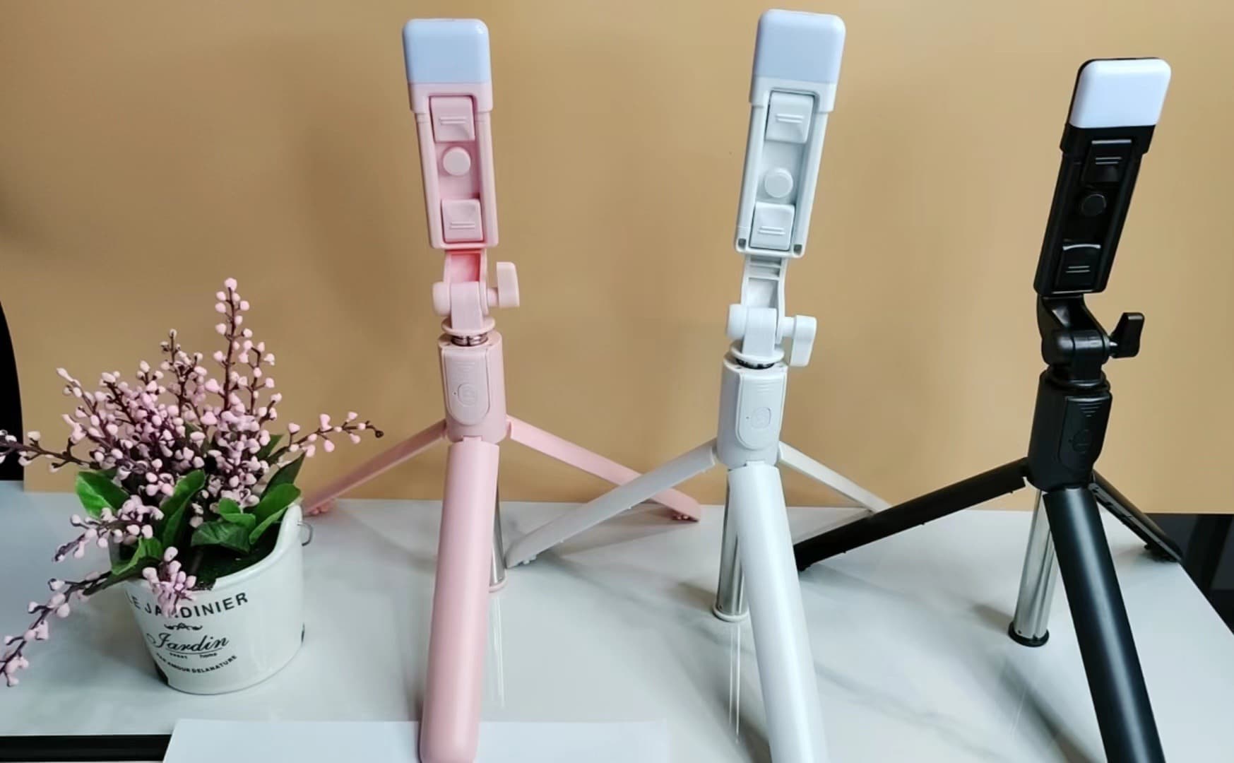 Hot-selling Bluetooth Phone Selfie Stick, Multifunctional Live Streaming Photo Fill Light, Foldable All-in-One Tripod Phone Stand Factory