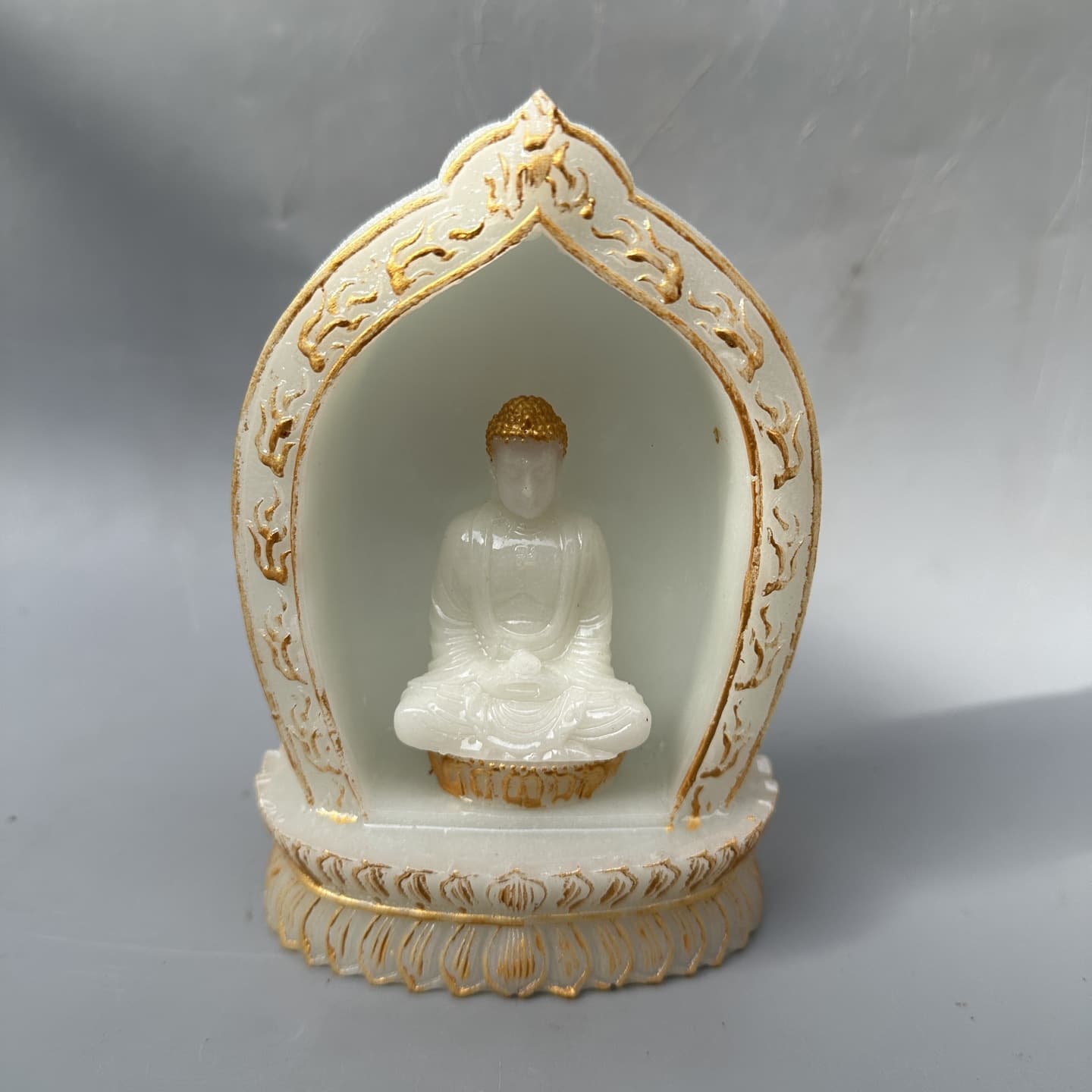 Resin Luminous Gold-Plated Amitabha Buddha Statue Ornament for Home Living Room Buddhist Shrine Temple Worship Altar Decoration