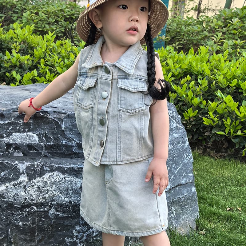 Stylish Summer Set for Girls, 2025 New Arrival, Chic and Trendy Short-Sleeved Denim Dress Two-Piece Set for Big Girls