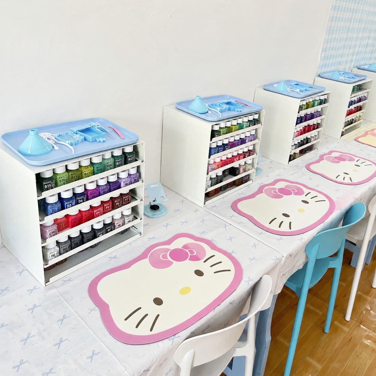 Special-shaped cartoon Hello Kitty diatom mud table mat workbench water-absorbent non-slip mat desktop anti-scalding and stain-resistant decorative mat