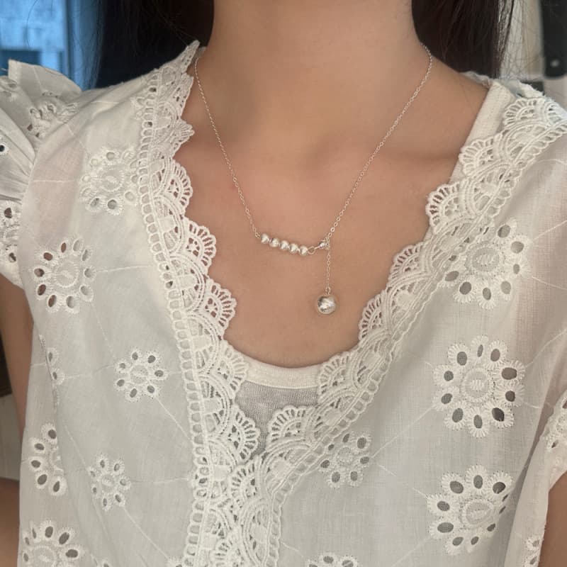 Elegant and Minimalist High-End Cat's Eye Copper Bead Pendant Collarbone Chain, Unique Design for Daily Wear and Commuting