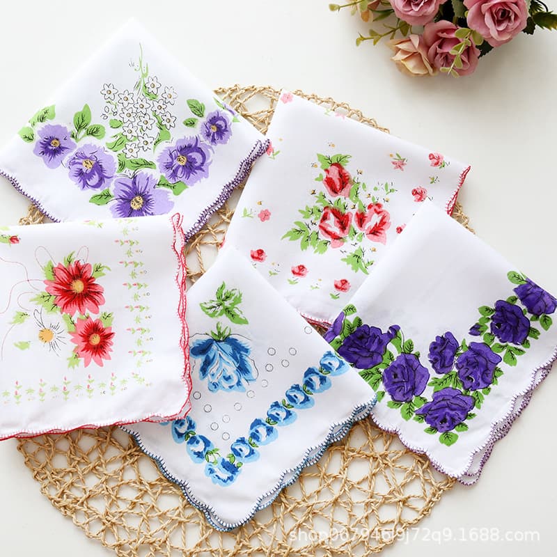 Factory direct wholesale of colorful printed handkerchiefs, vintage-style crescent-edged women's handkerchiefs, and pastoral-style floral square scarves.