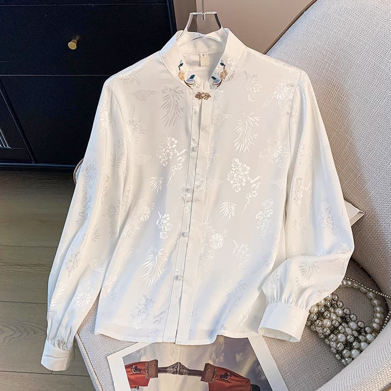 Real shot of a modern Chinese retro heavy-duty jacquard embroidered stand collar cardigan with frog buttons, long sleeves, and a modified Chinese style.