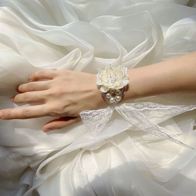 Bridesmaid Wrist Corsage for Wedding, Elegant Hand Flower Bracelet, Brooch, Fairy Wedding Party, White Gift