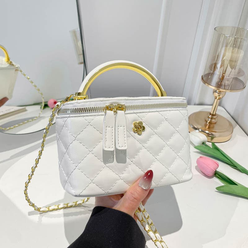 Diamond box chain large capacity 2026 embroidery thread new popular light luxury fashion cosmetic chain portable cross-body bag