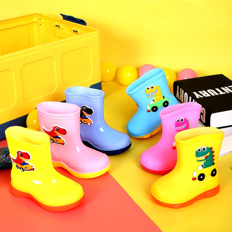 Children's Rain Boots with Anti-slip Soft Sole, Cute Cartoon Dinosaur Design, Removable Fleece Lining for Warmth, for Small to Large Kids