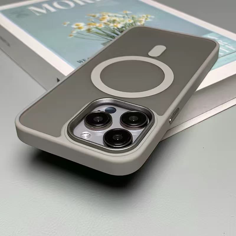 Popular gold shield matte magnetic suction suitable for Apple 17 promax large hole mobile phone case original color iphone 16 anti-fall