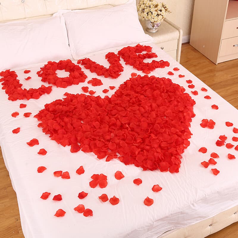 Artificial rose petals, bright red, perfect for proposals, confessions, romantic surprises, and decorations. Factory direct stock, large quantities available for wholesale.