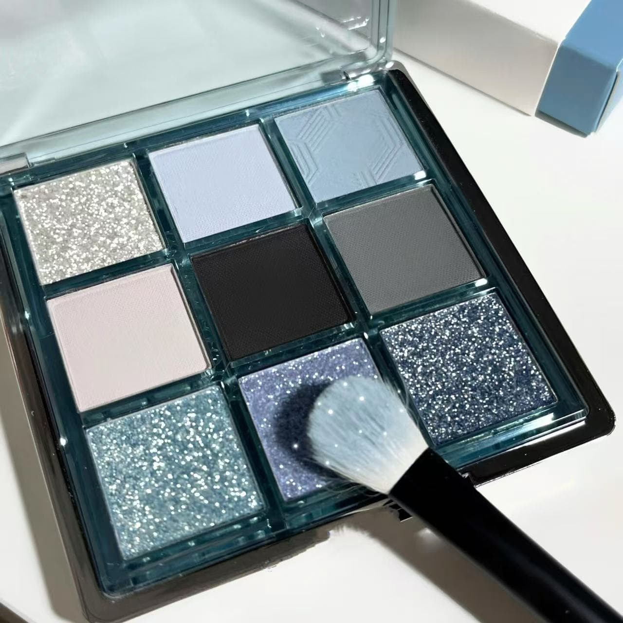MUGELEEN's new low-saturation ice-transparent snake blue smoky eyeshadow palette matte pearlescent diamond multifunctional palette
