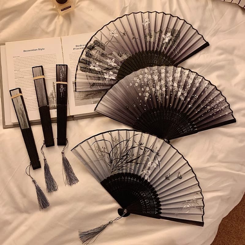 Chinese style folding small fan, portable for ancient Hanfu horse-face skirt dance, new Chinese style summer black bamboo fan