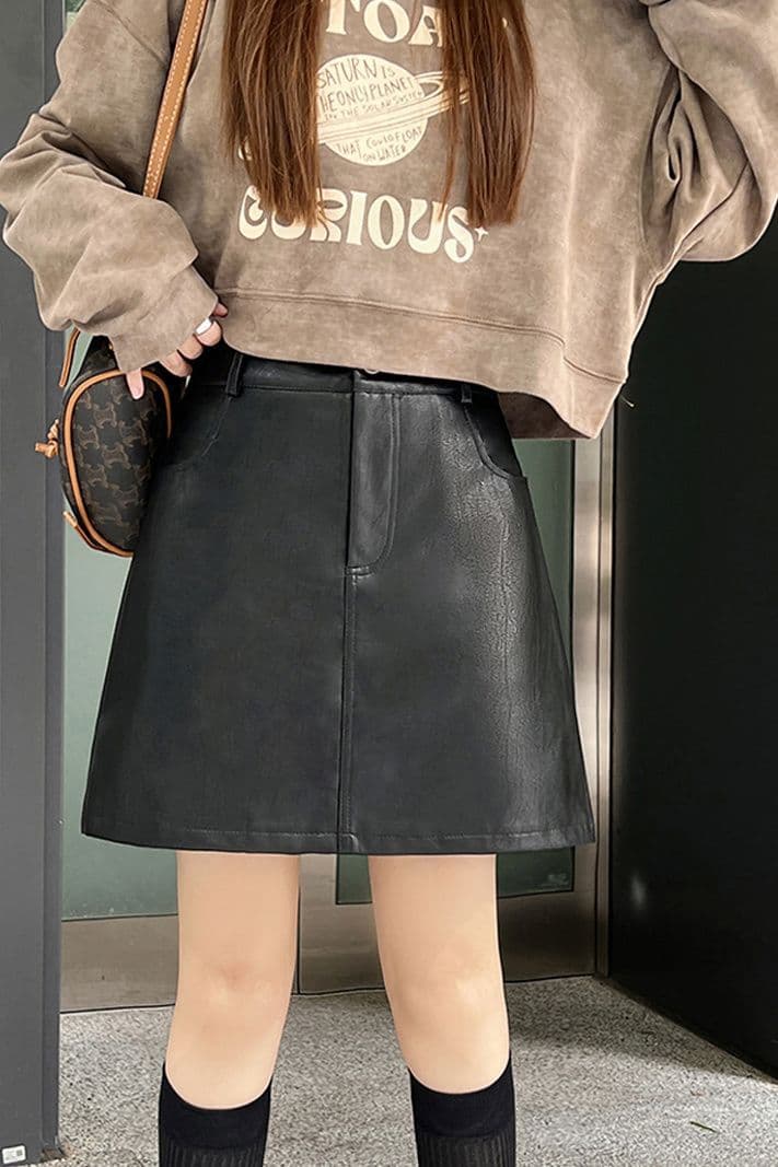 Plus-size brown pocket leather skirt, fashionable high-waisted autumn/winter new style black leather mini skirt.