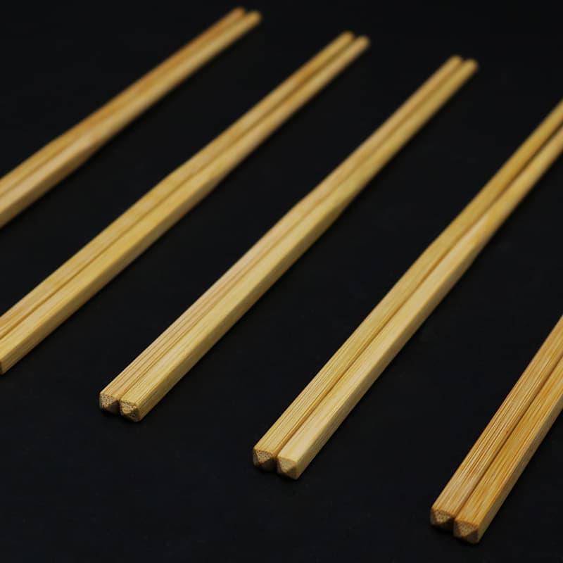 Square bamboo chopsticks, 25 cm, carbonized knot-free Chinese chopsticks, disposable takeaway restaurant chopsticks, four-piece set with chopstick rest.