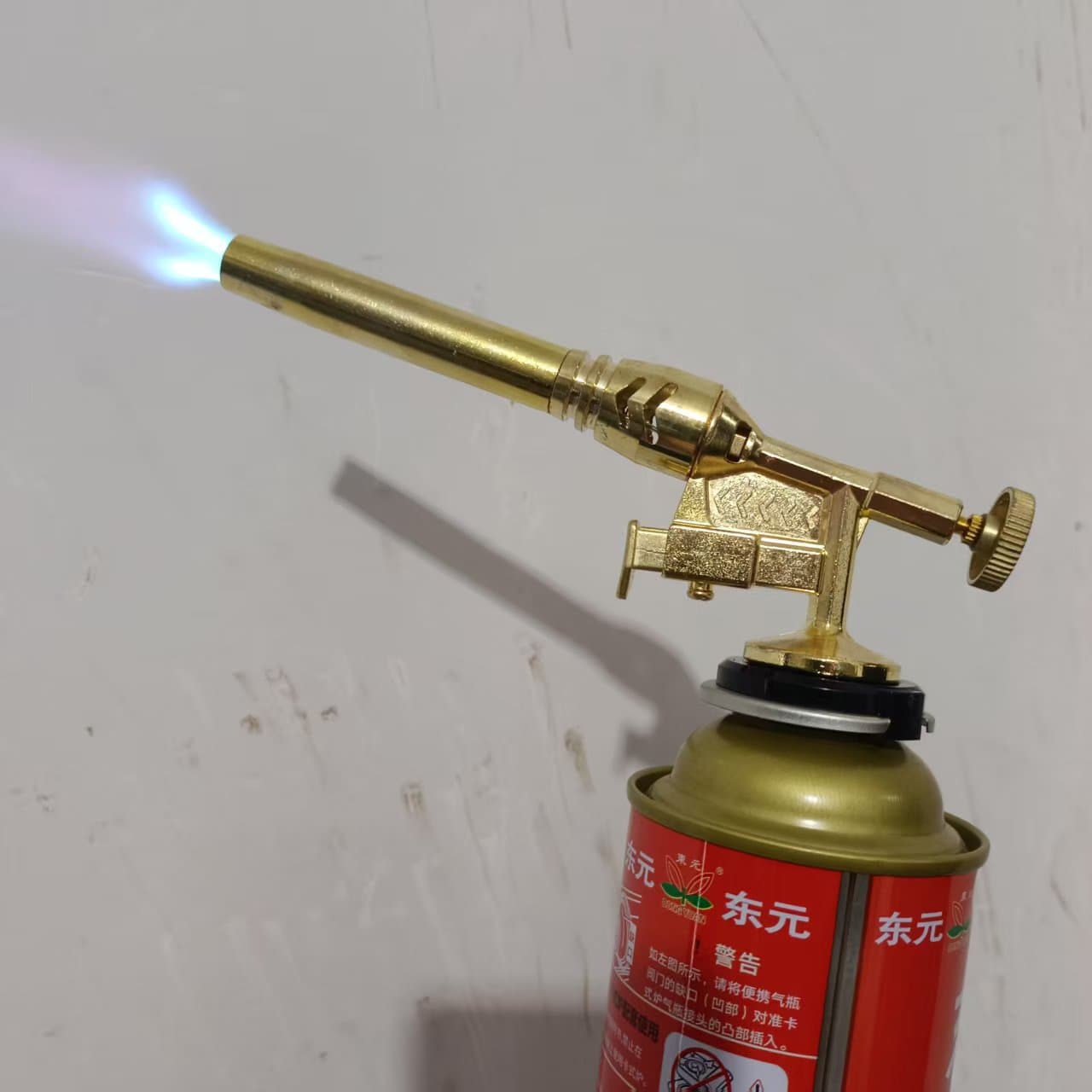 Long-lasting burn, heat-proof butane gas torch with adjustable nozzle for baking and soldering ignition