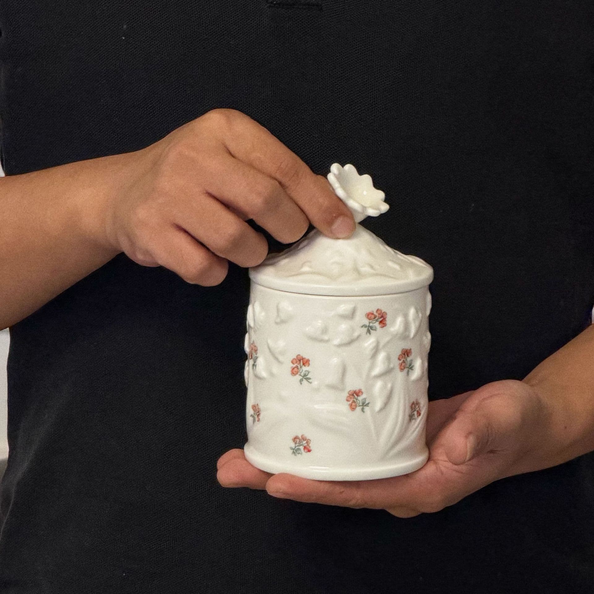 French Embossed Floral Ceramic Pot Scented Candle Jar Tea Caddy Storage Container with Lid Household Ceramic Jar