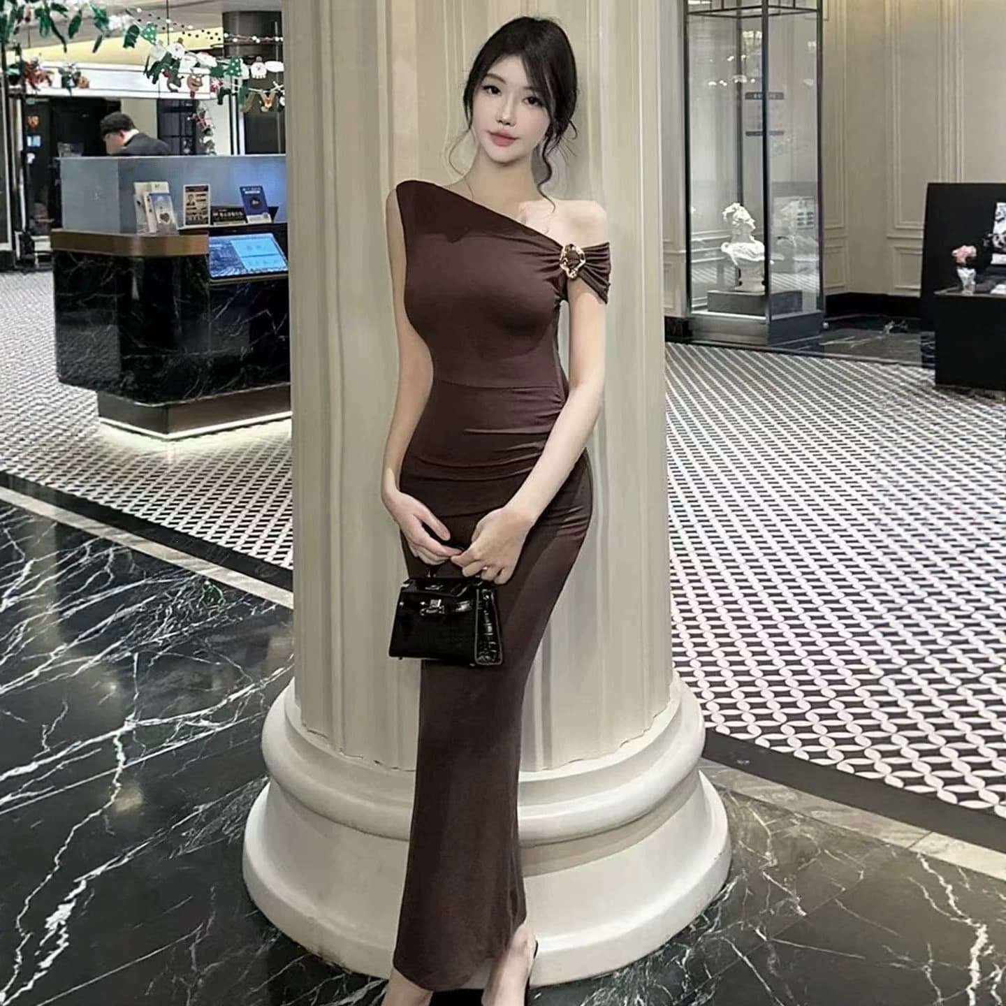 Retro hot girl style slant collar off-shoulder pleated waist dress for women with high-end design slimming and hip-hugging long skirt