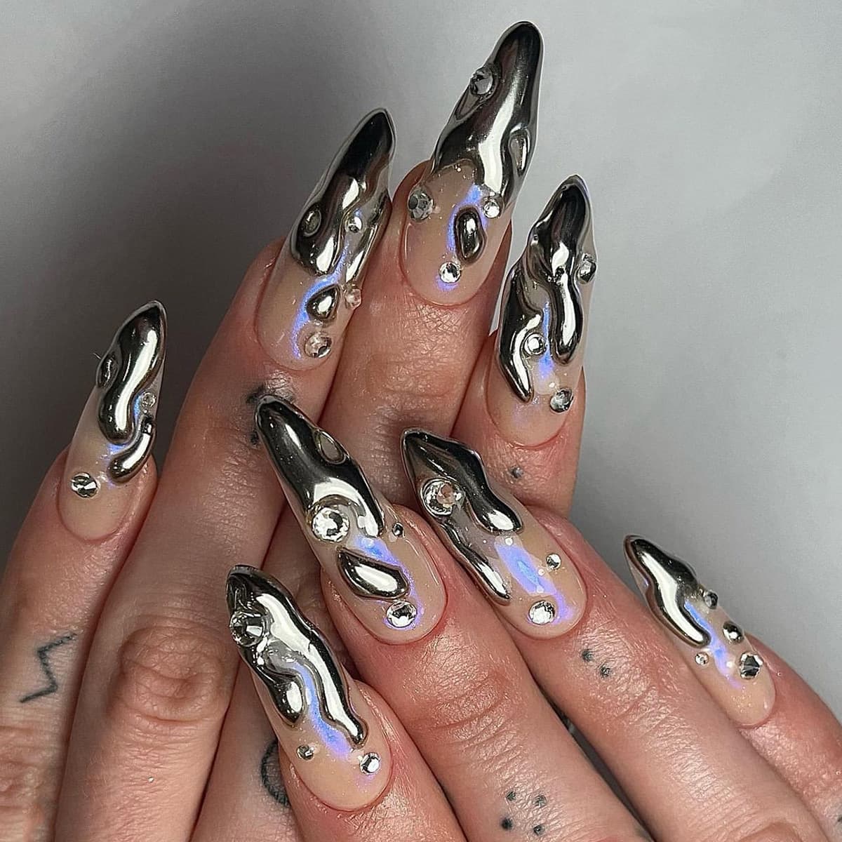 French 3D Silver Paste Wearable Nails Short Almond Fake Nails with Rhinestones Press On Nails Wholesale