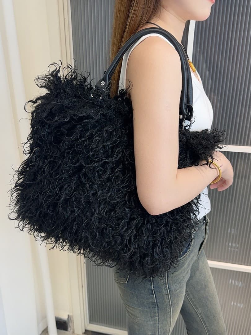Fashionable High-End Faux Fur Bag for Women 2025 New Autumn Winter Trendy Large Capacity Faux Sheepskin Plush Shoulder Tote Bag Trendy