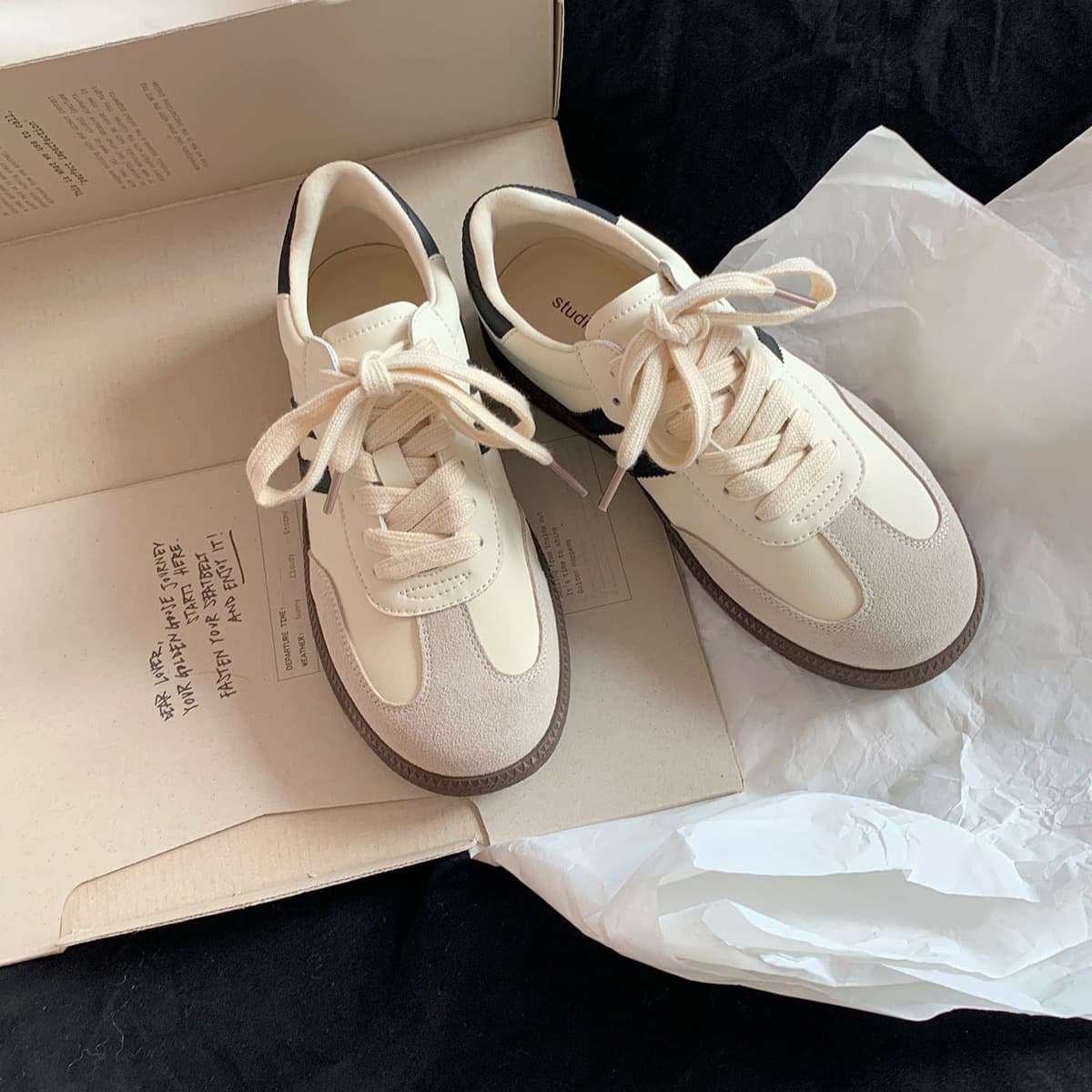 Wholesale orders with free shipping. Plus sizes German Trainer flat shoes, three stripes, women's casual sneakers, and white sneakers.