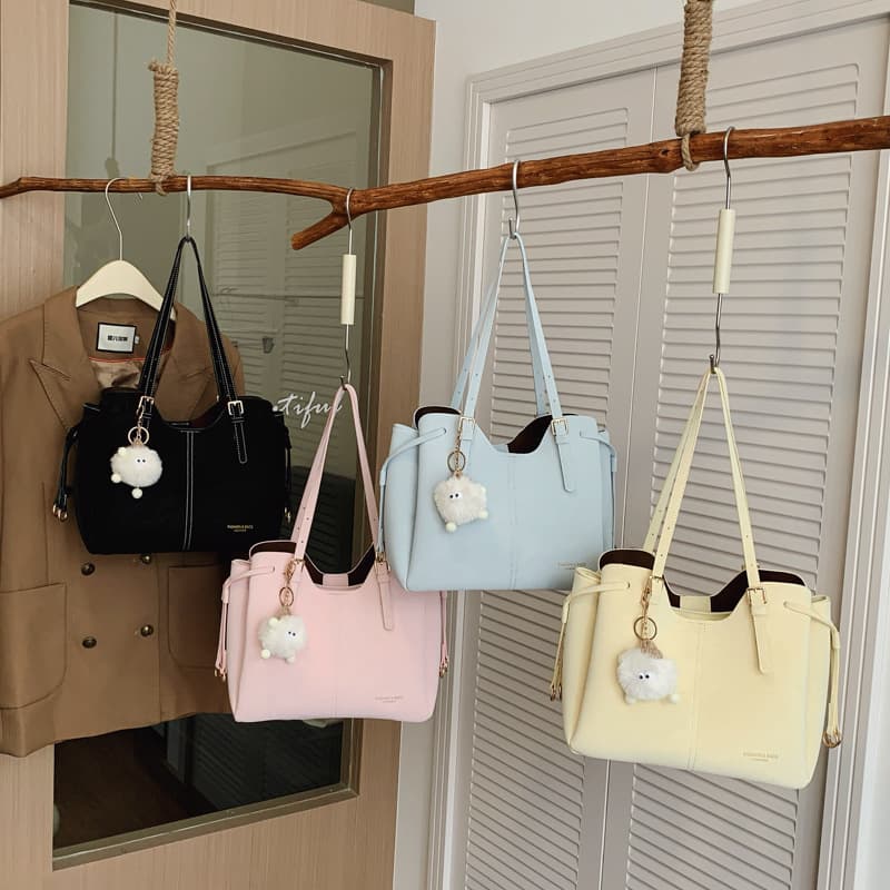 Fashionable Stylish Large Capacity Bag Textured Minimalist New Shoulder Bag 2026 Summer Women's Tote Bag