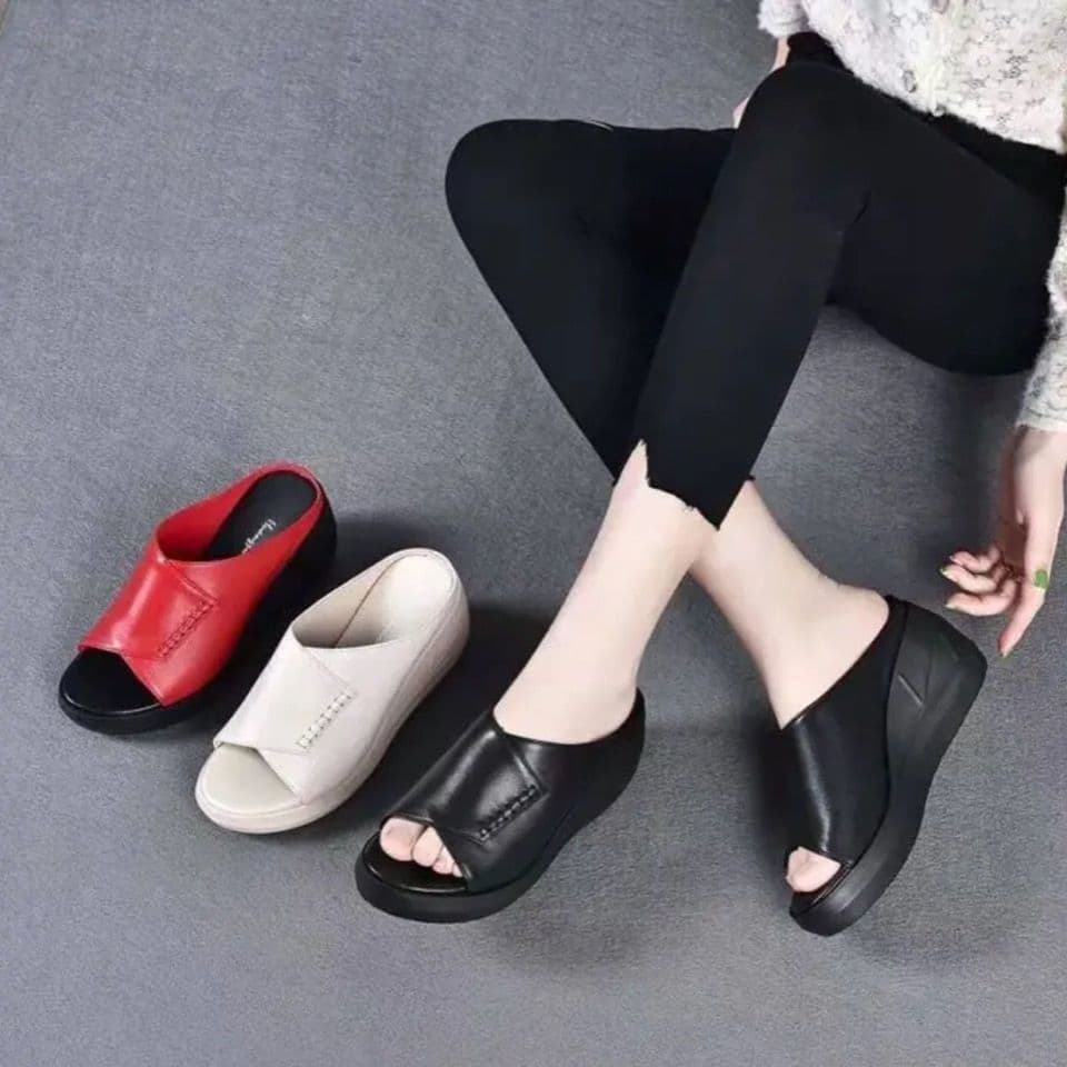 Thick Soft Sole Mom Slippers Women Summer 2025 New Fashion Outdoor Waterproof Wedge Sandals In Stock Drop Shipping