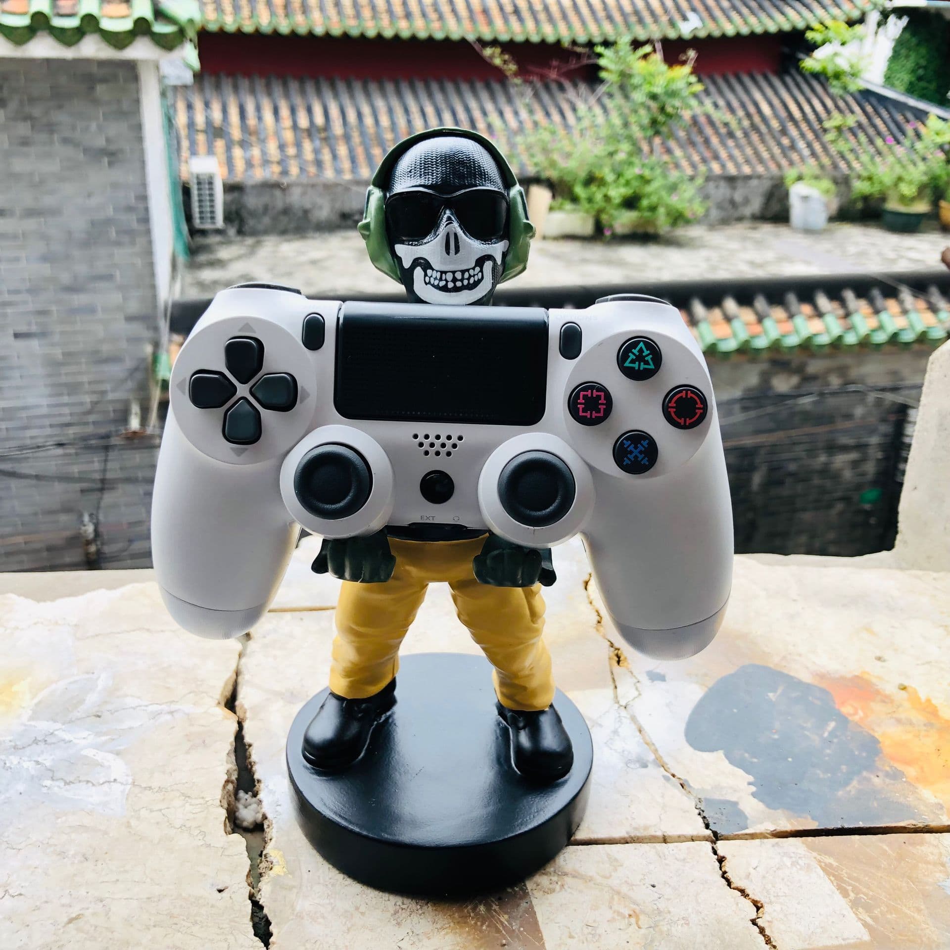 Masked Skull Face Game Phone Stand Game Controller Stand with Headphone Cap Skull Decoration Ornament
