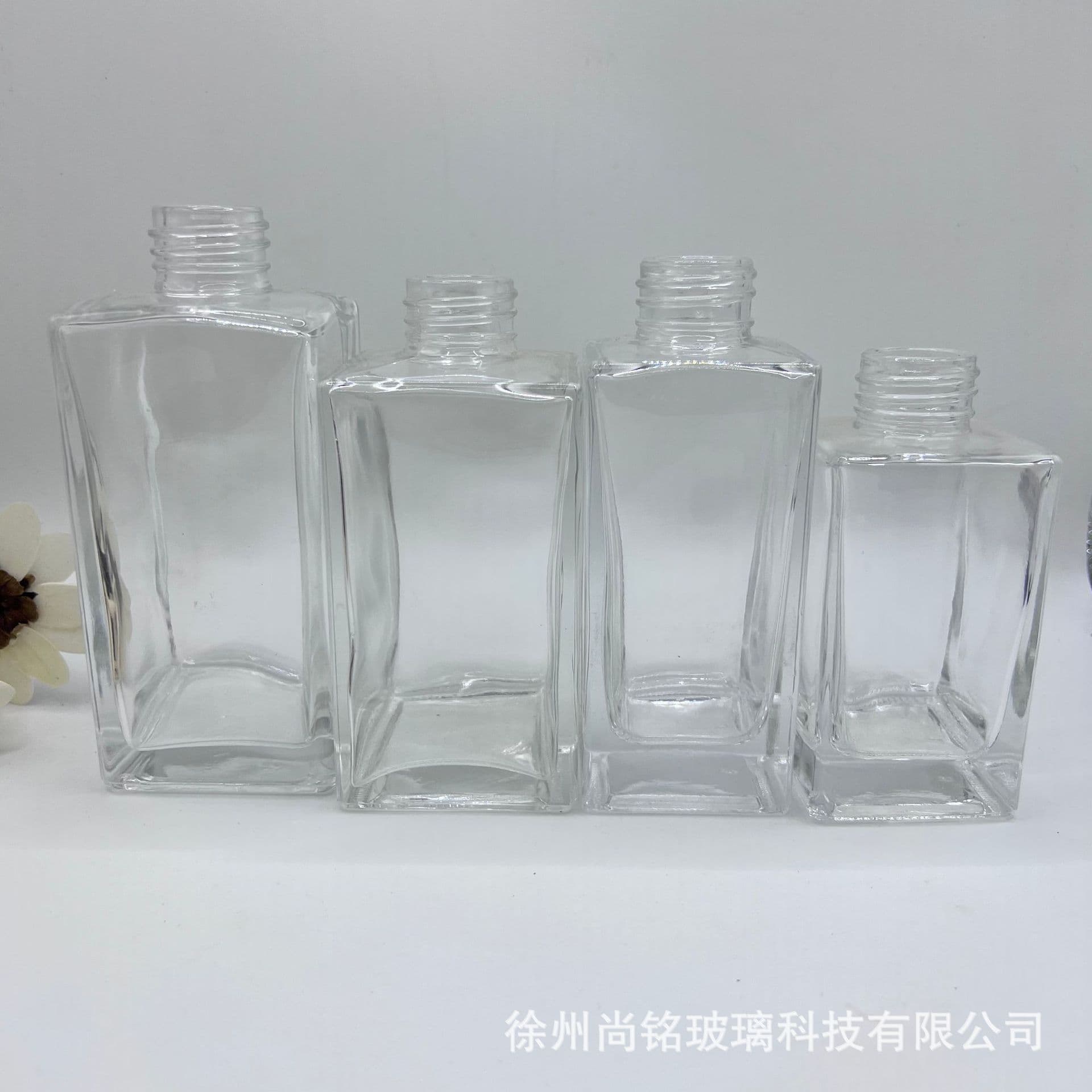 Wholesale and retail of various sizes square and rectangular aromatherapy bottles with spray coating and silk screen printing, direct sales of indoor aromatherapy decorations
