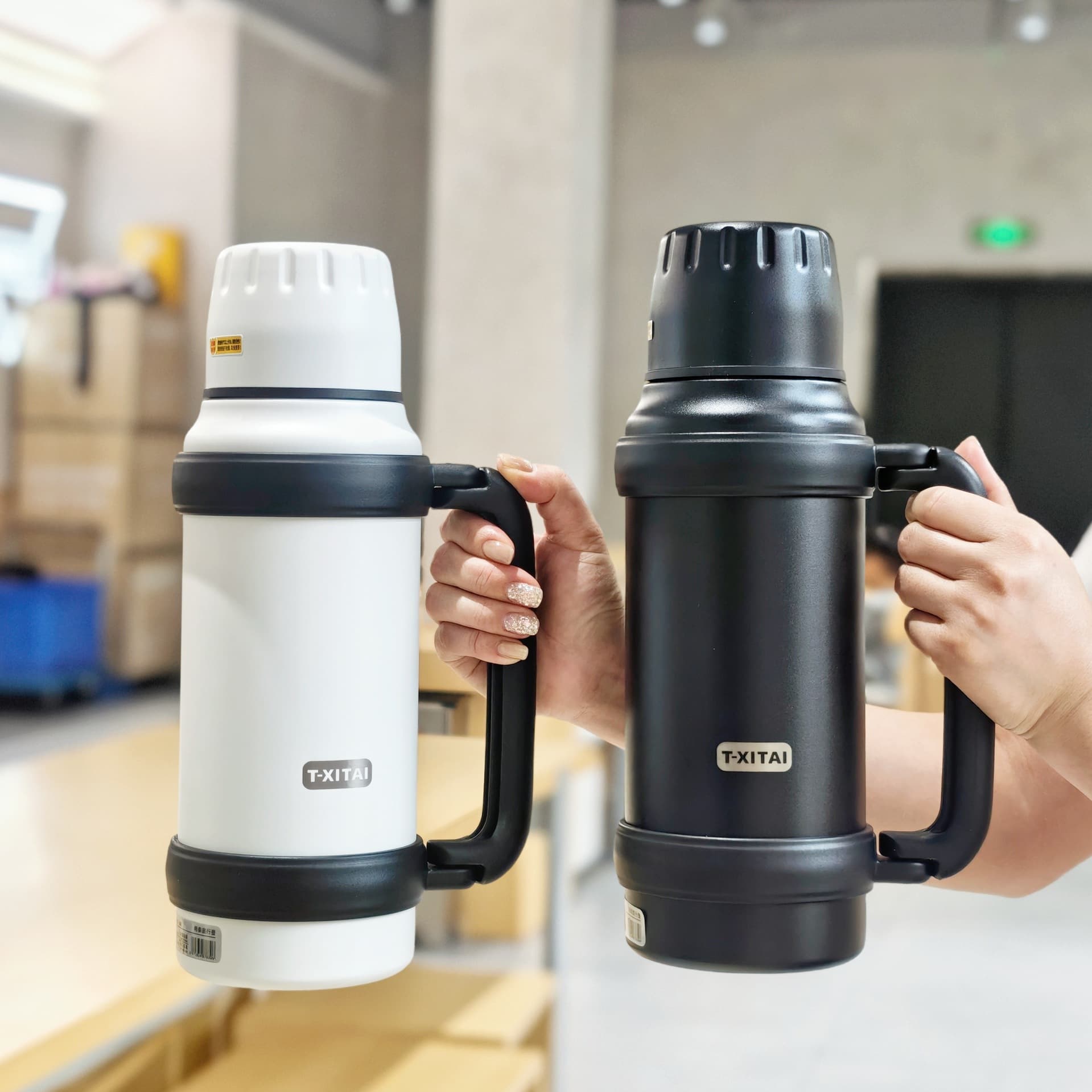 Large capacity outdoor travel flask, stainless steel vacuum insulated bottle with handle, versatile portable thermal cup