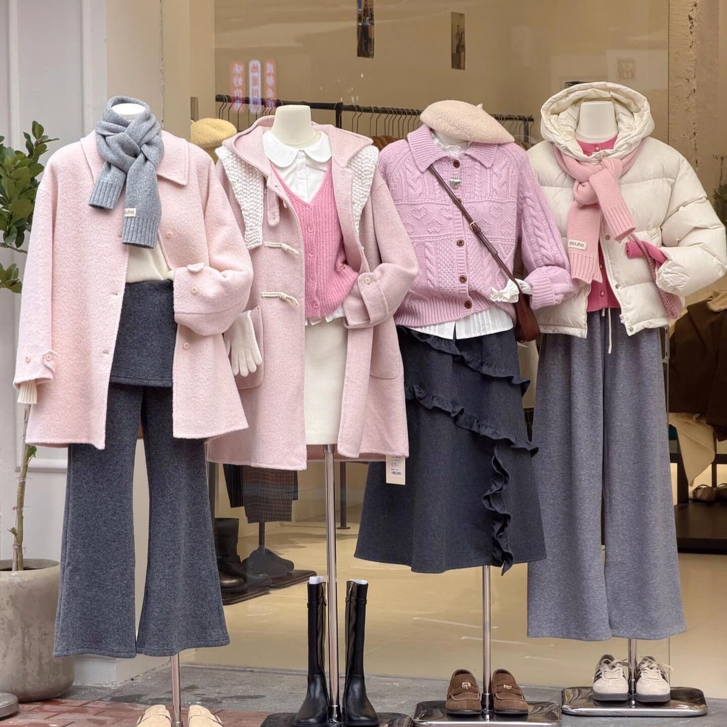 Brand-name women's clothing, high-end custom trench coats, down jackets, and outerwear, clearance sale, wholesale, and end-of-line stock.