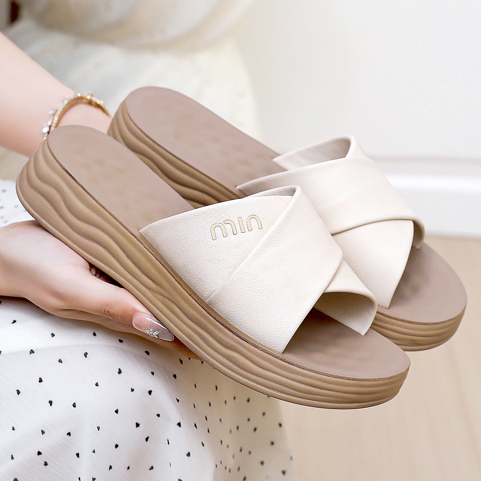 Summer sandals, mother's shoes, soft-soled lightweight slippers, non-slip flat-soled middle-aged and elderly fashionable artificial leather women's sandals