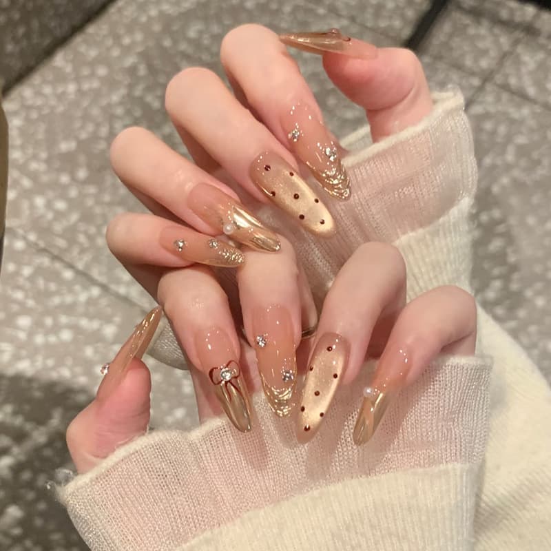 Wearable Nails with Pure and Alluring Style, Polka Dots, Cat-Eye Effect, for a Rich Girl Look, Nail Art That Enhances Complexion, Gradient, Handmade Gold-Plated with Rhinestones Nail Stickers