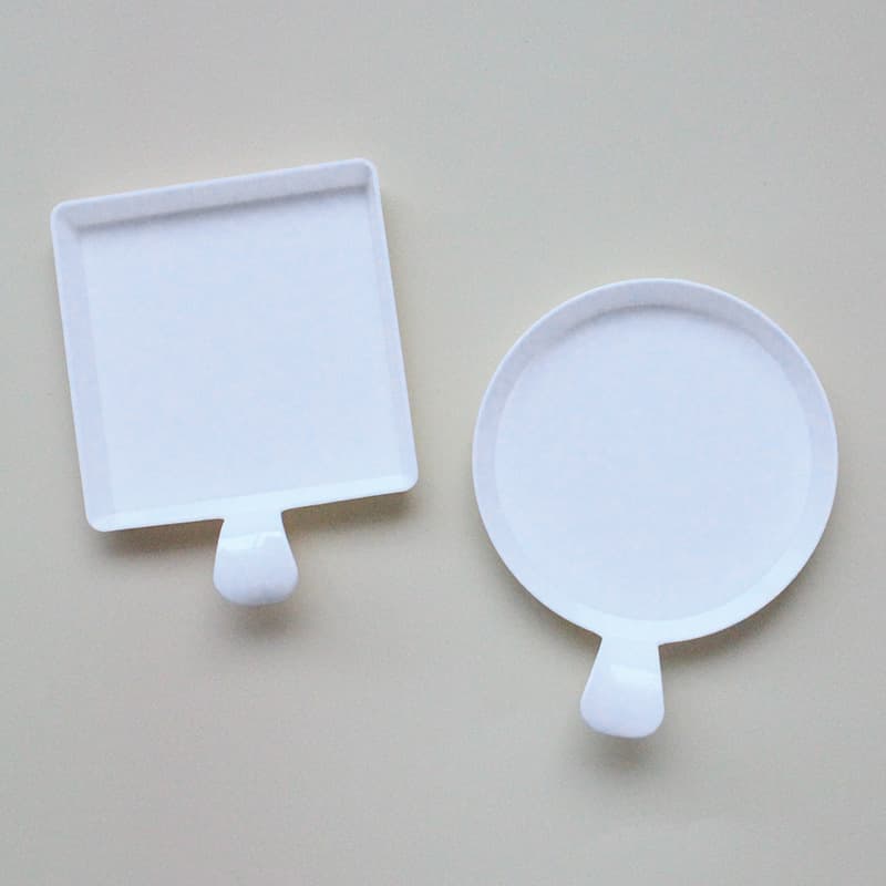 Wholesale thick plastic mousse cake trays and inserts in square or round white bases for Western desserts.