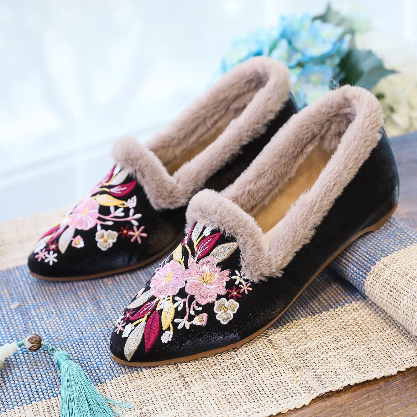 Fleece-lined pointed-toe shoes, embroidered cloth shoes, fashionable and warm home shoes, ethnic style women's cotton slippers.
