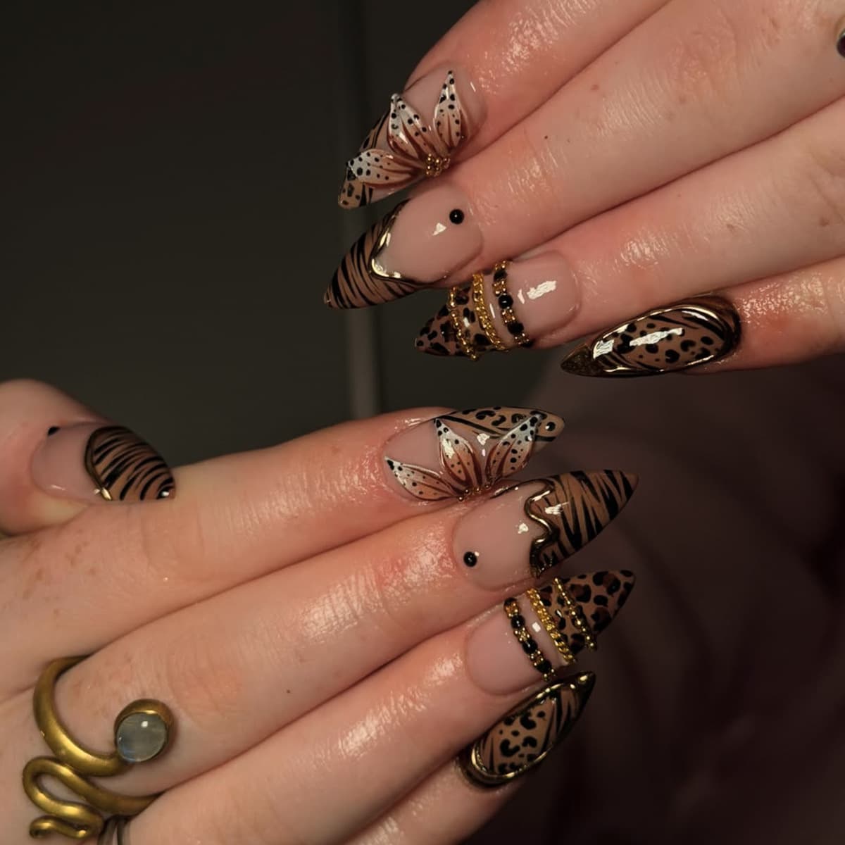 Cross-border wearable nail patches European and American style light luxury retro high-end fake nail patches removable almond-shaped manicure set
