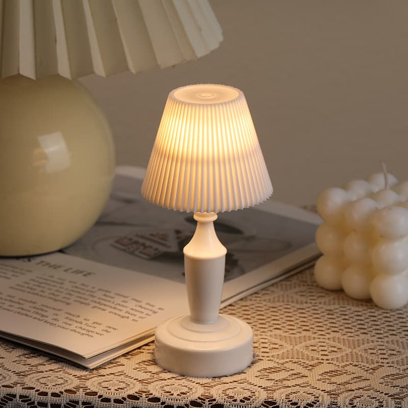Cross-border European-style Fine-textured Small Table Lamp, Vintage LED Night Light, Small Palace Lamp, Bedside Bedroom Decorative Ornament Ambiance Light