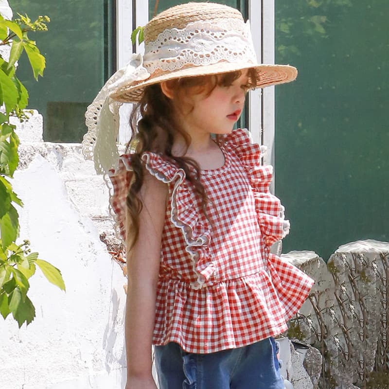 Girls' shirts summer 2026 new Korean children's clothing children's girls fashionable ribbed plaid vest Strawberry Shan in stock