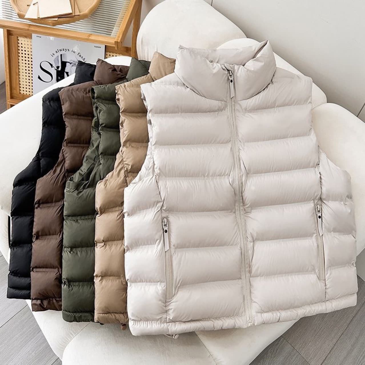 Down-filled lightweight vest, short style, autumn/winter 2025 new Korean style, stand-up collar, warm vest, outerwear.
