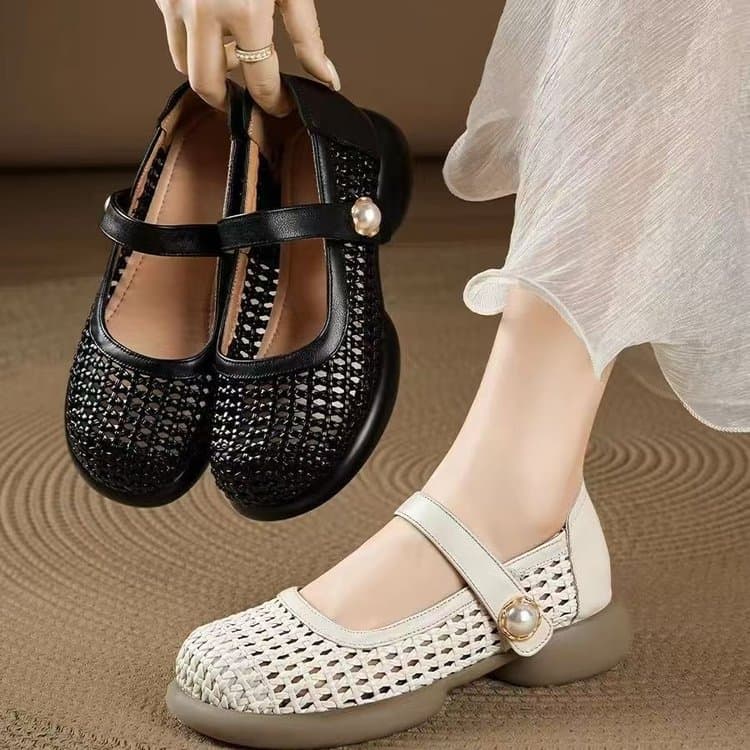 Trendy Sandals Women Summer 2026 New Hollow Soft Sole Breathable Mother Shoes Women's Toe-Cover Hole Casual Flats