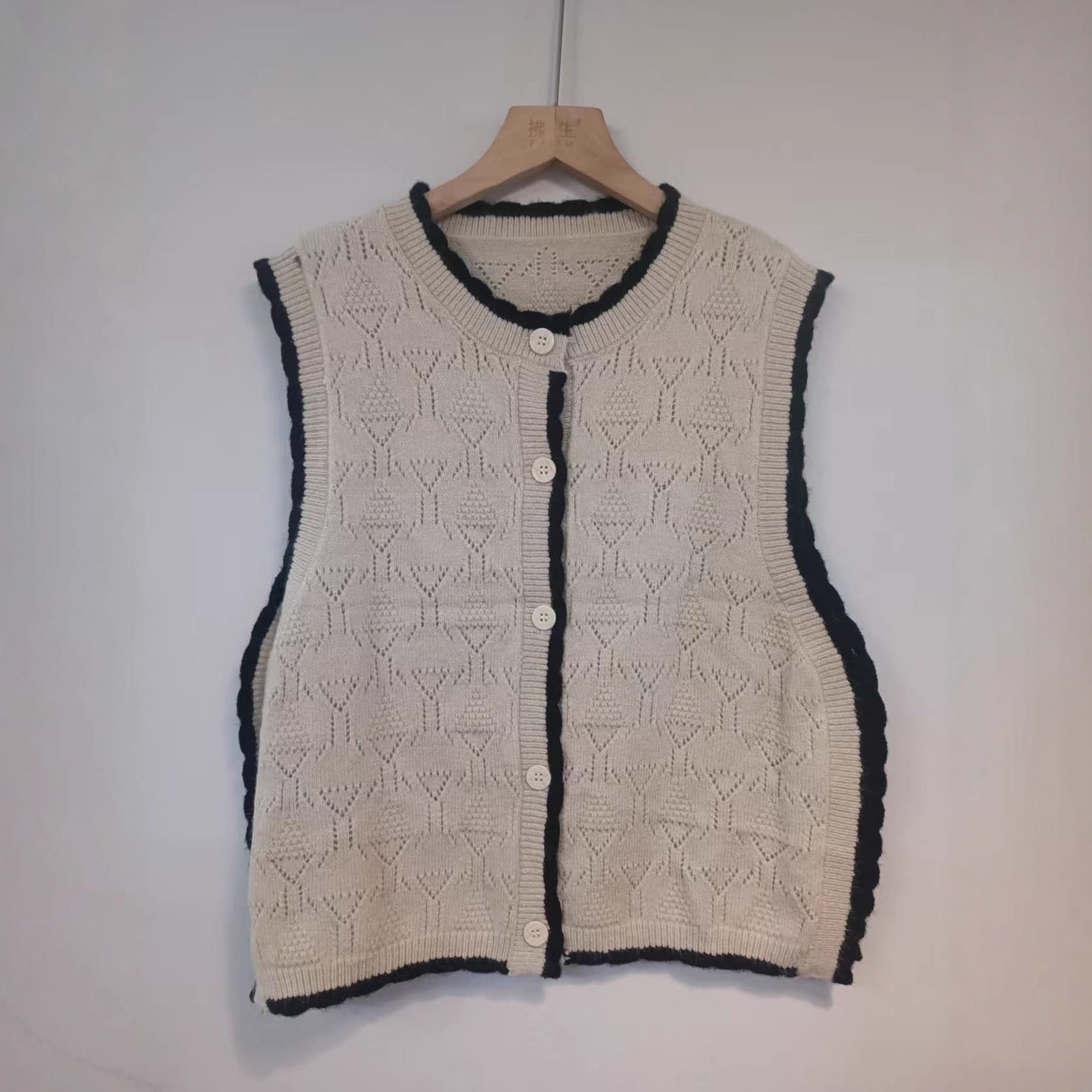 【Sweater vest processing custom】Various knit vests, sweater vests, various styles and types processing custom.