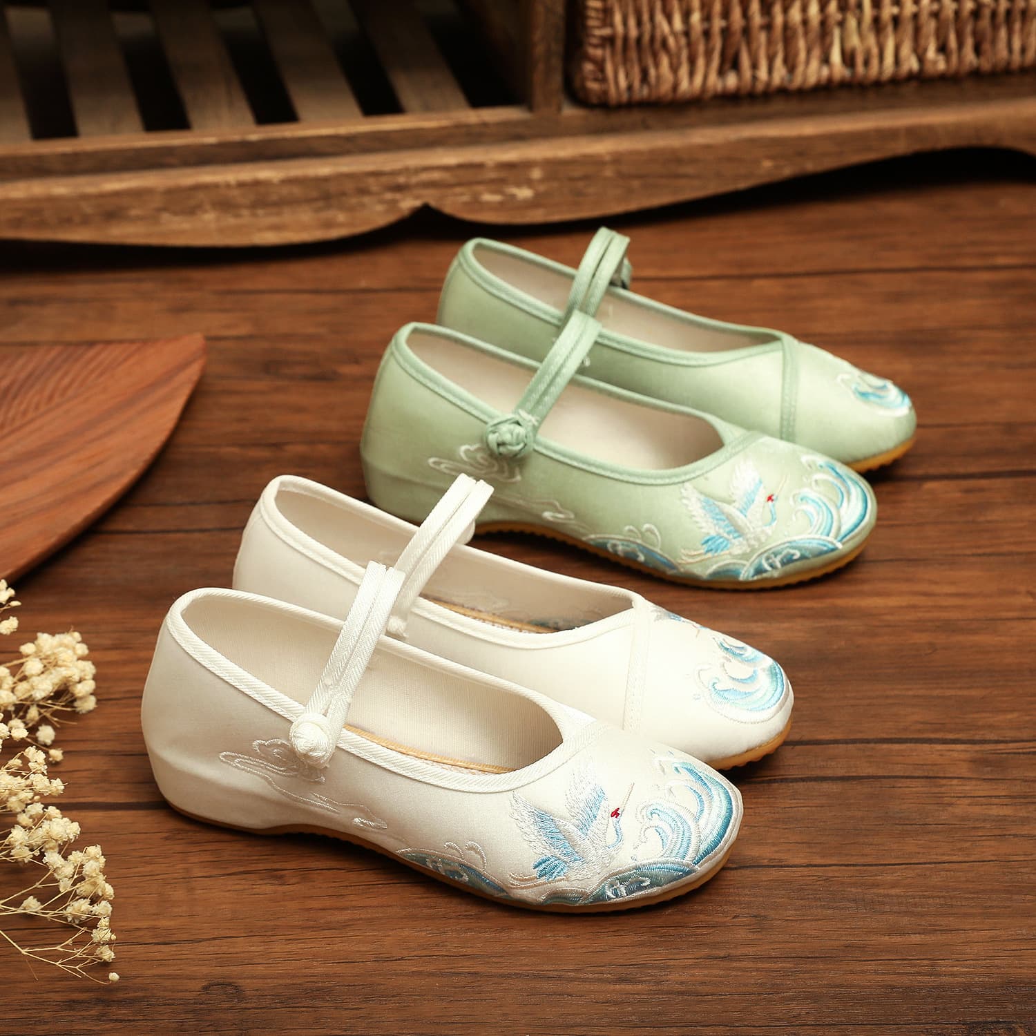 Ruyan Chinese Style Old Beijing Mother Retro Hanfu Shoes Embroidered Cloth Shoes Women Student Shoes Square Dance Flats