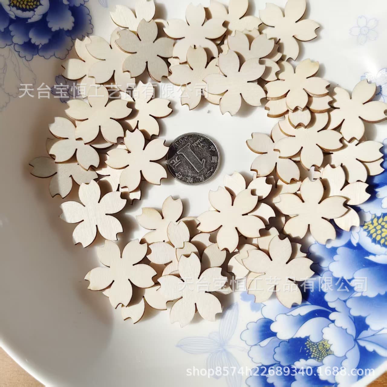 Mini Cherry Blossom Wood Chips 3cm Maple Leaf Wood Chips Tie-Dye Material Children's Craft Blank Wood Chips for Hand Painting and Coloring