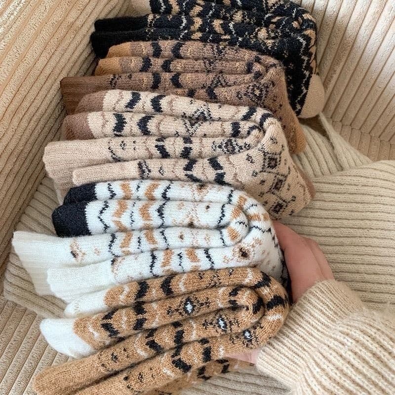 New Warm Autumn/Winter Thick Socks for Men and Women, Mid-Calf Extra Thick Loop Retro Forest Style Student Couple Thick Socks