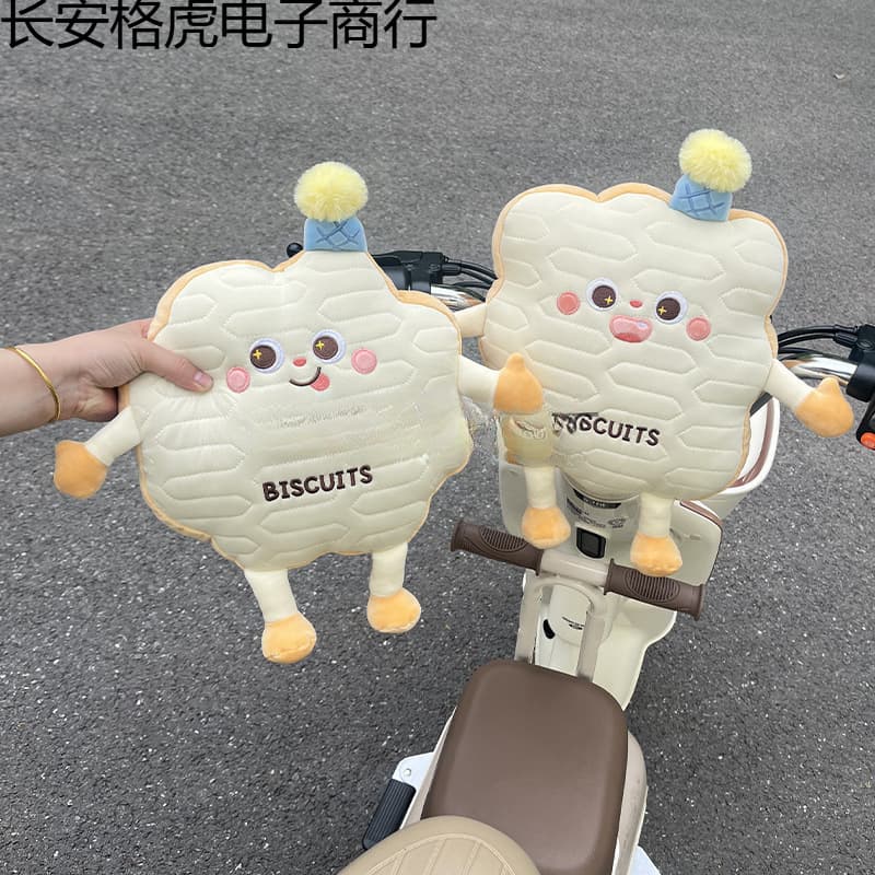 Electric vehicle accessories, anti-collision pads, child seat headrests, universal, cartoon-style, thickened anti-collision headrests, suitable for all seasons.