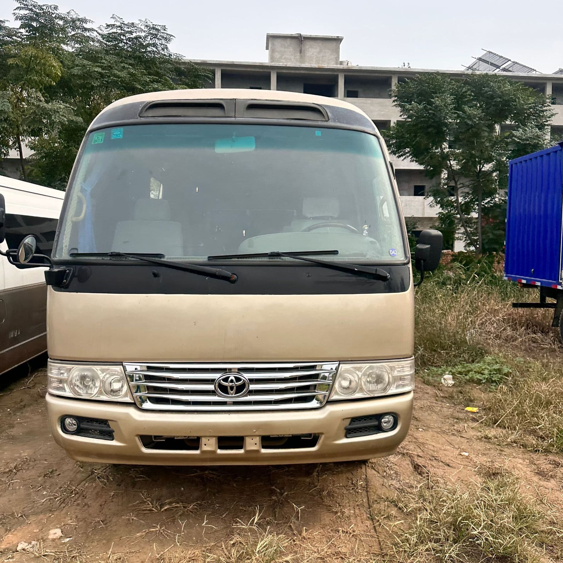 Cross-border export 20-person Coaster medium bus, comfortable cabin luxury cabin automatic door, anti-slip tires