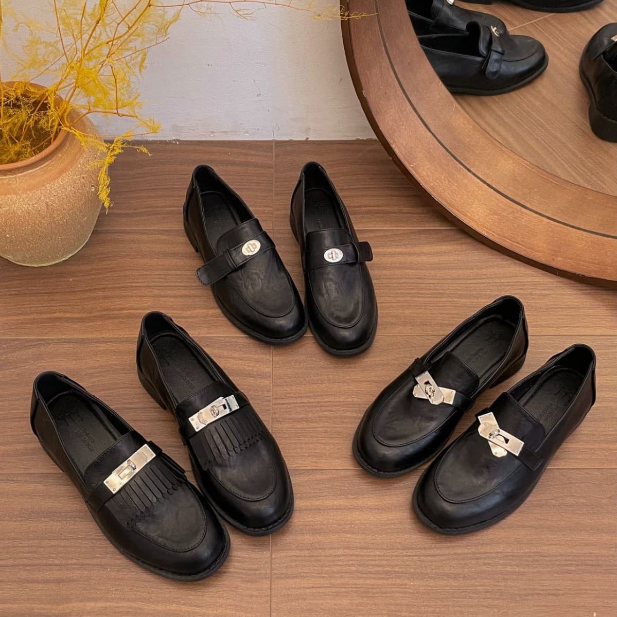 Vintage British Style Tassel Buckle Loafers for Women 2026 New Lazy One-Step Wear Casual Commuter Leather Shoes