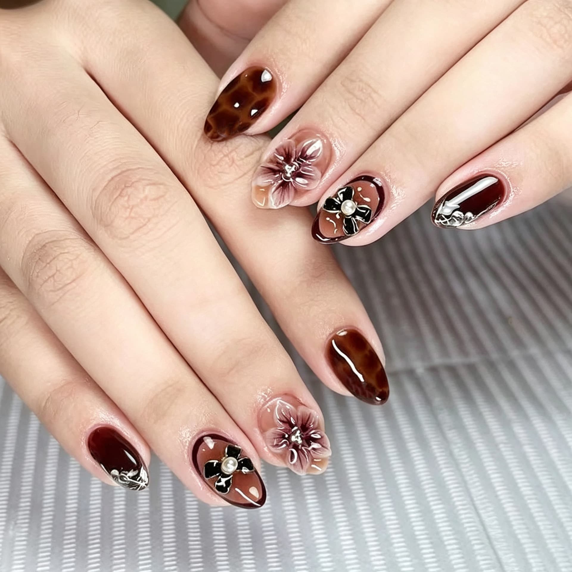 30pcs Cross-Border French Gold Foil 3D Short Almond Press-On Nails Premium Flowers Bow Pearl Nail Art Wholesale